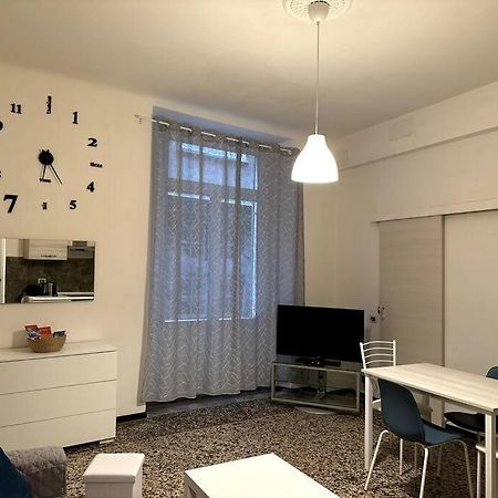 Apartamento Ridi Che Ti Passa In Vico Del Fieno Génova Exterior foto