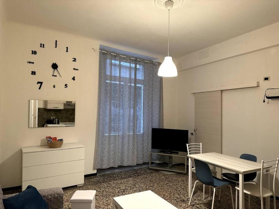 Apartamento Ridi Che Ti Passa In Vico Del Fieno Génova Exterior foto