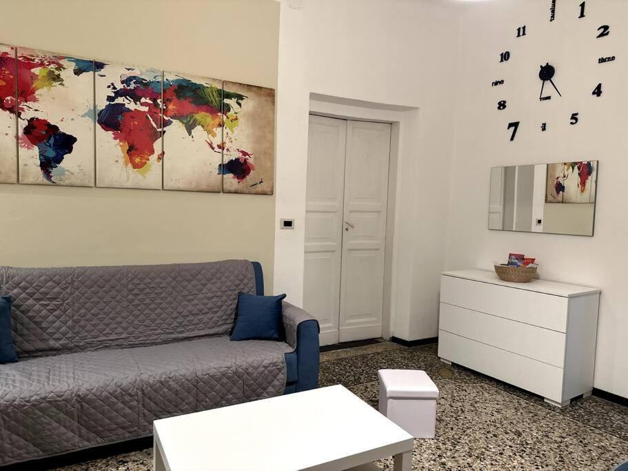 Apartamento Ridi Che Ti Passa In Vico Del Fieno Génova Exterior foto