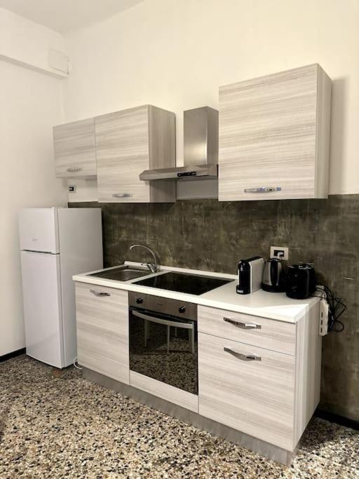 Apartamento Ridi Che Ti Passa In Vico Del Fieno Génova Exterior foto