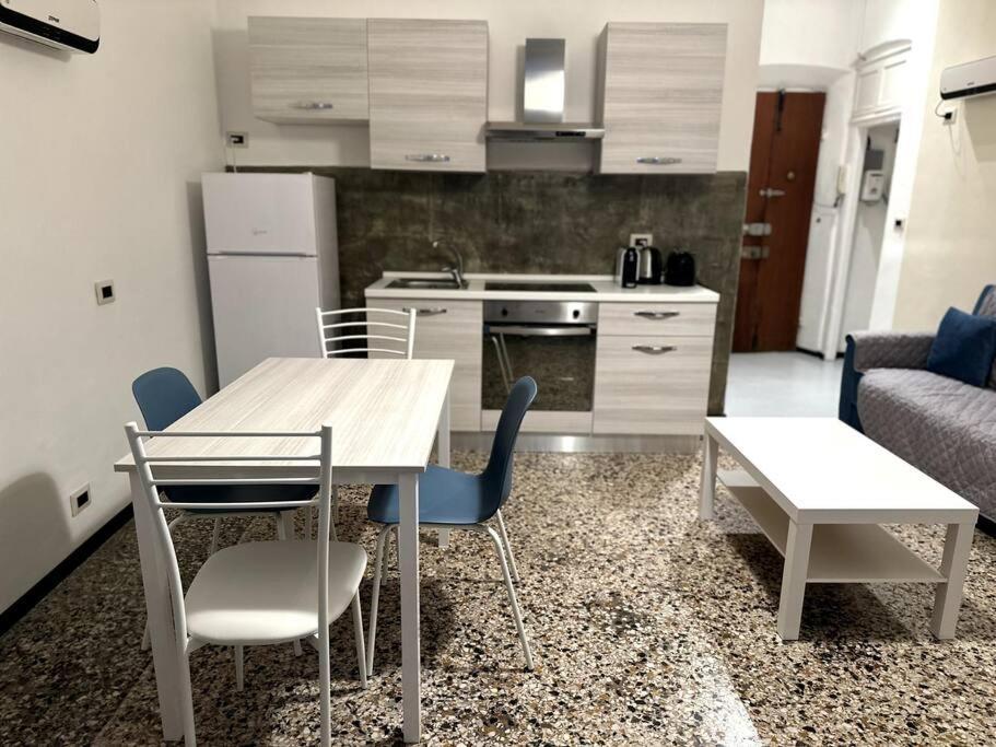 Apartamento Ridi Che Ti Passa In Vico Del Fieno Génova Exterior foto